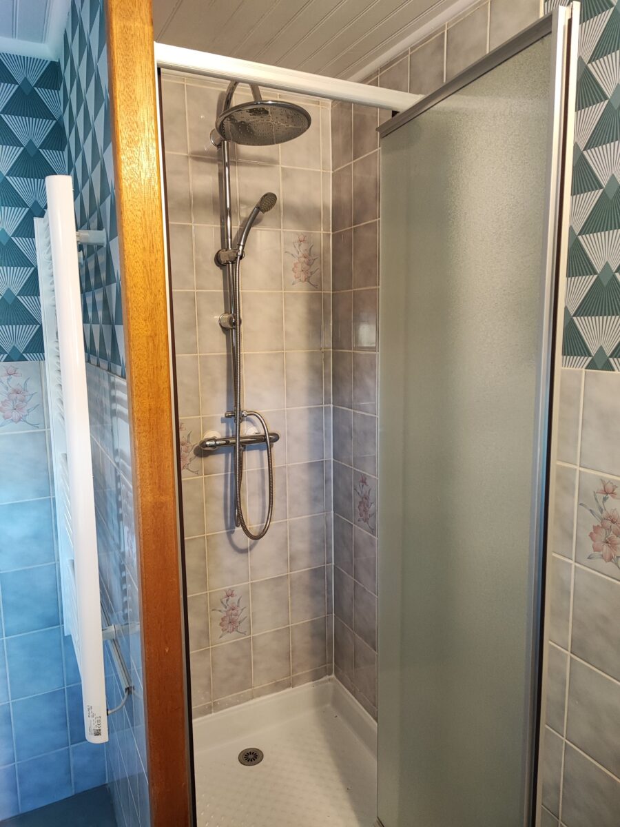 Douche avec porte